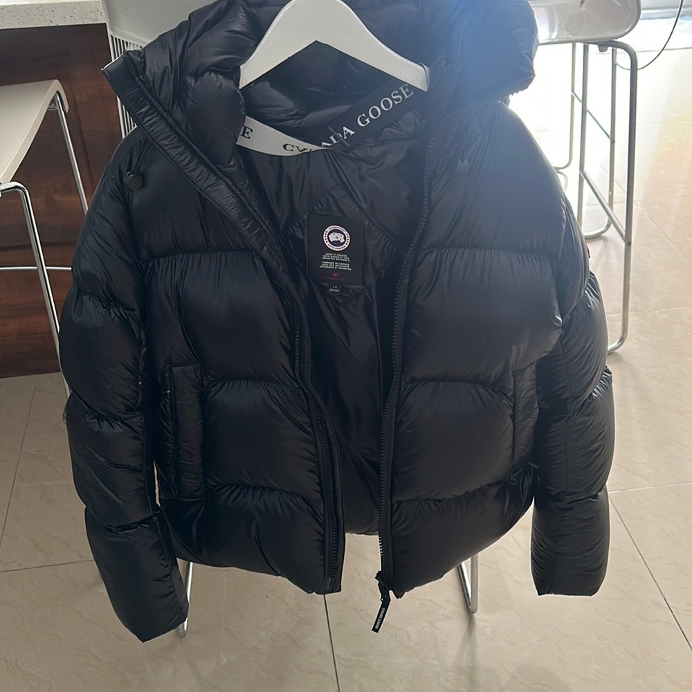 Worn 2-3 times,THERE ARE NO SCRATCHES,BLEMISHES, or ANY HOLES in the jacket.